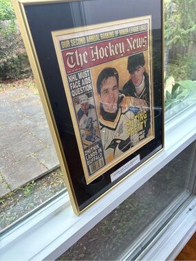 1995 THE HOCKEY NEWS NEWSPAPER-LUC ROBITAILLE-JAROMIR JAGR COVER FRAMED & SIGNED